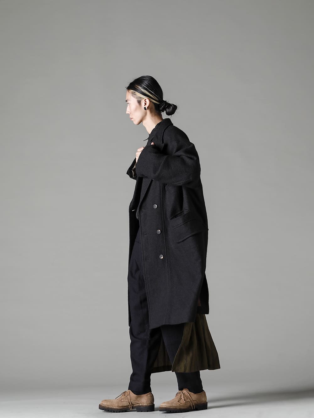 ZIGGY CHEN 22-23AW Styling An irregular layered style that embodies this season's collection theme 'ILLUSAITS' - 0M2231122-Double-breasted oversize coat - 0M2230719-Bi-Colour Front slit shirt dressing gown - 0M2230512-Horizontal seam tapered cut trousers- M6261-Belt Loop Fine - 792V_N-CO93T-Classic Derby rubber sole Norvegese - Horse full-grain leather - 792V_N CO93T 1-001