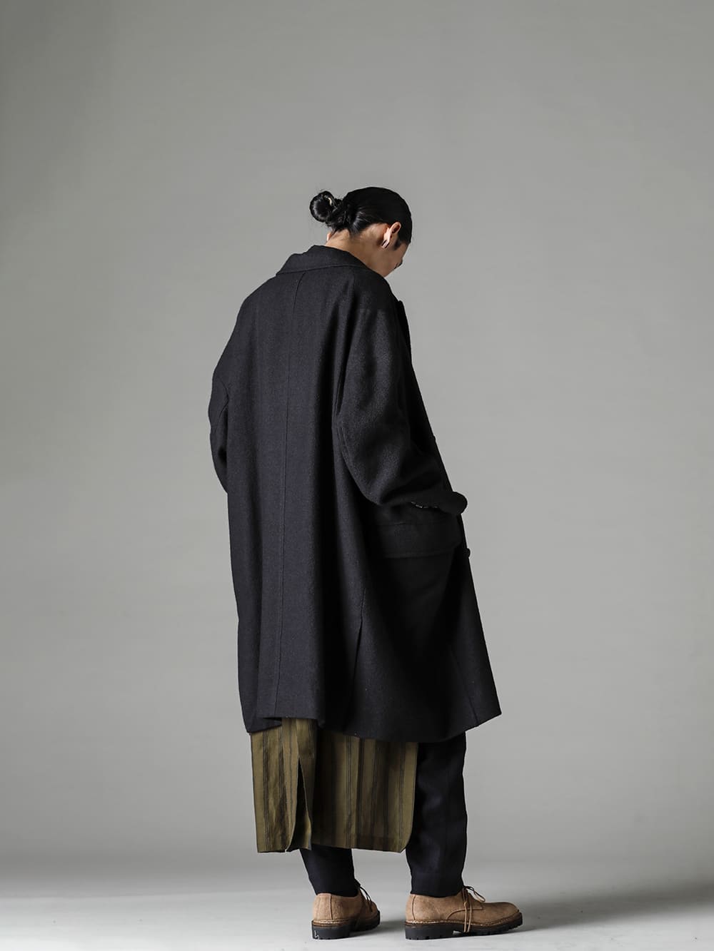 ZIGGY CHEN 22-23AW Styling An irregular layered style that embodies this season's collection theme 'ILLUSAITS' - 0M2231122-Double-breasted oversize coat - 0M2230719-Bi-Colour Front slit shirt dressing gown - 0M2230512-Horizontal seam tapered cut trousers- M6261-Belt Loop Fine - 792V_N-CO93T-Classic Derby rubber sole Norvegese - Horse full-grain leather - 792V_N CO93T 1-002