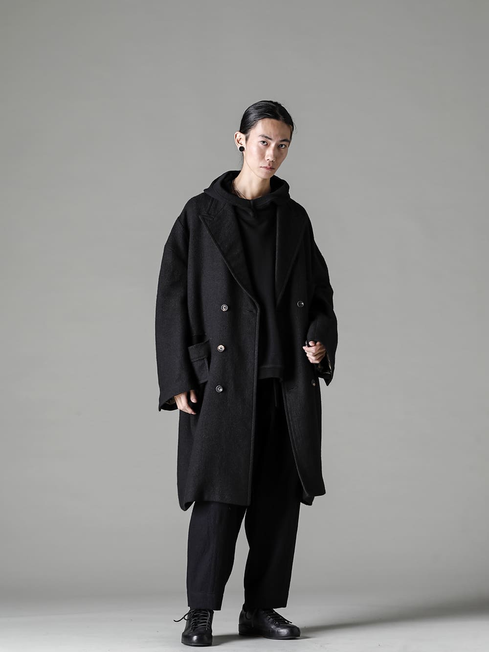 ZIGGY CHEN-ジギーチェン シーズン スタイリング - ZIGGY CHENのコート着崩し スウェットフーディを取り入れたZIGGY CHENの着崩しスタイル - 0M2231122-ダブルブレスト オーバーサイズコート - O14SW2-Black-吊り網フーデットスウェット ブラック - 0M2230512-ホリゾンタルシーム テーパードカットトラウザーズ- Handsewn-Classic-Lo-ハンドソーン クラシック ロー