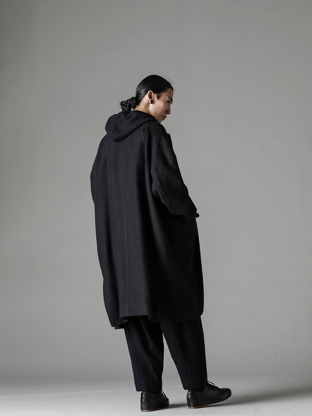 ZIGGY CHEN-ジギーチェン シーズン スタイリング スウェットフーディを取り入れたZIGGY CHENの着崩しスタイル - 0M2231122-ダブルブレスト オーバーサイズコート - O14SW2-Black-吊り網フーデットスウェット ブラック - 0M2230512-ホリゾンタルシーム テーパードカットトラウザーズ- Handsewn-Classic-Lo-ハンドソーン クラシック ロー 1-002