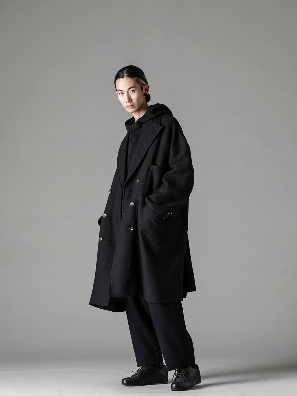ZIGGY CHEN-ジギーチェン シーズン スタイリング スウェットフーディを取り入れたZIGGY CHENの着崩しスタイル - 0M2231122-ダブルブレスト オーバーサイズコート - O14SW2-Black-吊り網フーデットスウェット ブラック - 0M2230512-ホリゾンタルシーム テーパードカットトラウザーズ- Handsewn-Classic-Lo-ハンドソーン クラシック ロー 1-003