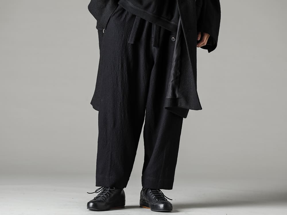 ZIGGY CHEN-ジギーチェン シーズン スタイリング - FEITのフルハンドメイドスニーカー 上品さと軽快さを兼ね備えたFEITのクラシックロースニーカー  0M2230512-ホリゾンタルシーム テーパードカットトラウザーズ- Handsewn-Classic-Lo-ハンドソーン クラシック ロー 3-001