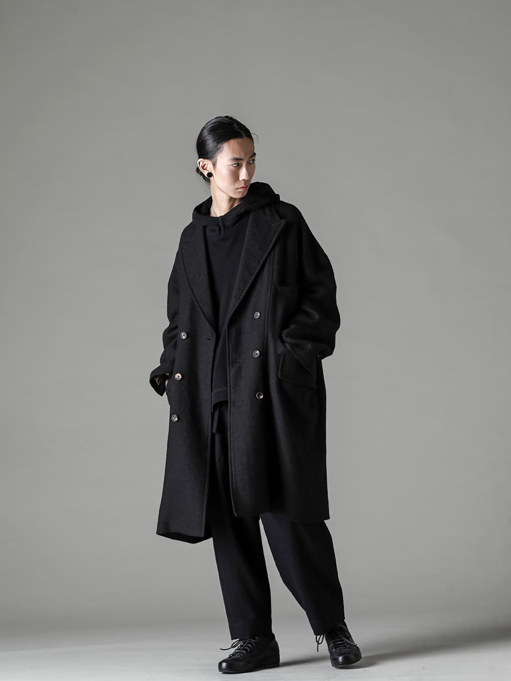 ZIGGY CHEN-ジギーチェン シーズン 上品さと軽快さを兼ね備えたFEITのクラシックロースニーカー - 0M2231122-ダブルブレスト オーバーサイズコート - O14SW2-Black-吊り網フーデットスウェット ブラック - 0M2230512-ホリゾンタルシーム テーパードカットトラウザーズ- Handsewn-Classic-Lo-ハンドソーン クラシック ロー 3-006