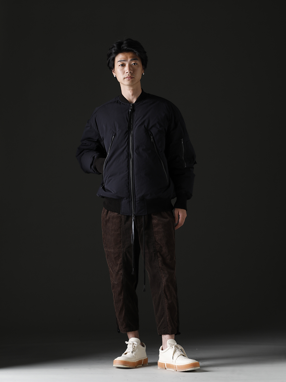 ザ ヴィリディアン / グイディ 2022-23AW - The Viridi-anne ダウン ボンバージャケット 秋冬スタイリング - VI-3507-06(ダウン ボンバージャケット) VI-3522-04(コーデュロイ ドローストリングパンツ) GJ02-CO00T(レースアップブーツ - ホースフルグレインレザー - GJ02 CO00T) - 4-001