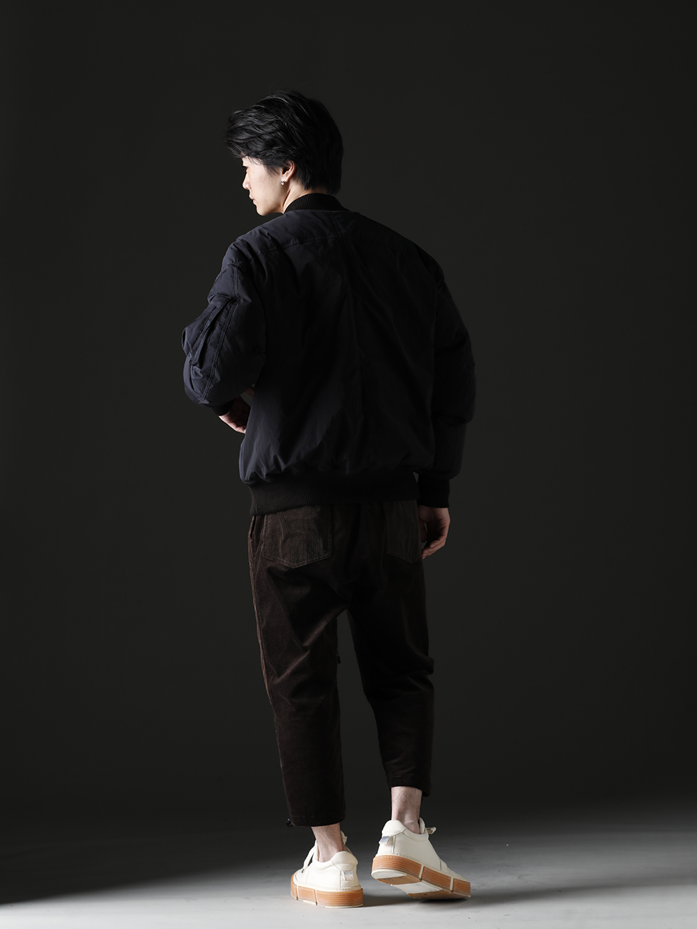 ザ ヴィリディアン / グイディ 2022-23AW - The Viridi-anne ダウン ボンバージャケット 秋冬スタイリング - VI-3507-06(ダウン ボンバージャケット) VI-3522-04(コーデュロイ ドローストリングパンツ) GJ02-CO00T(レースアップブーツ - ホースフルグレインレザー - GJ02 CO00T) - 4-003