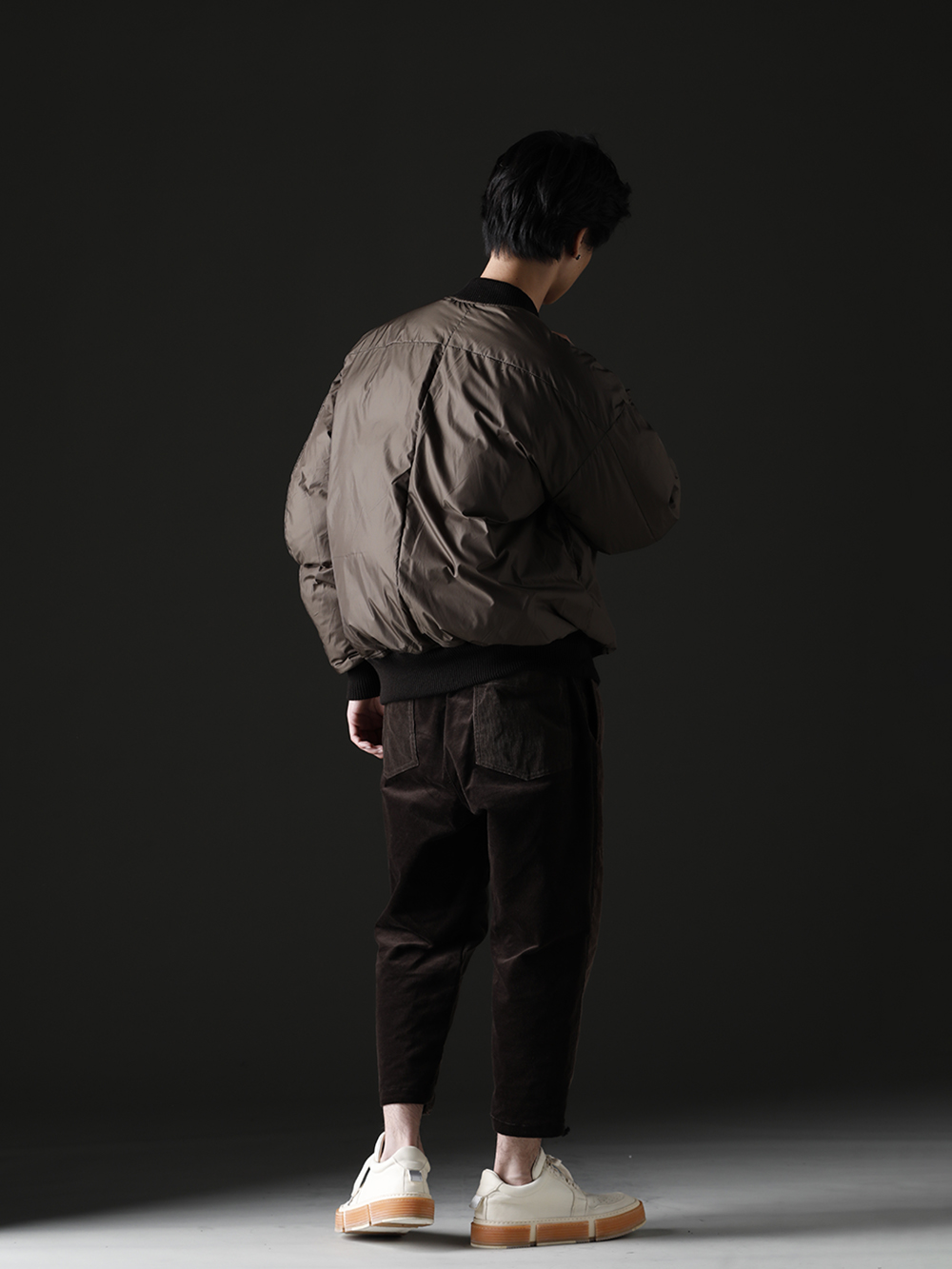 ザ ヴィリディアン / グイディ 2022-23AW - The Viridi-anne ダウン ボンバージャケット 秋冬スタイリング - VI-3507-06(ダウン ボンバージャケット) VI-3522-04(コーデュロイ ドローストリングパンツ) GJ02-CO00T(レースアップブーツ - ホースフルグレインレザー - GJ02 CO00T) - 4-006