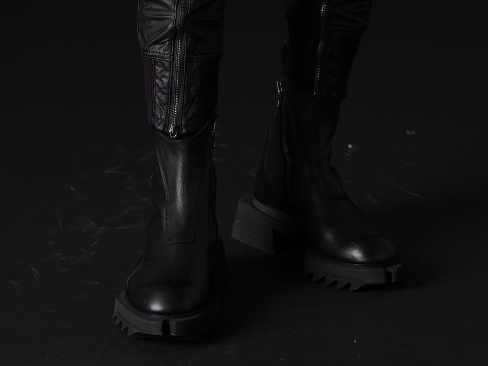 ユリウス 2022-23AW - レザーの光沢感にジップのアクセントを加えた下半身 - 797FWM1(カウレザー サイド ジップアップ ブーツ) - 3-010