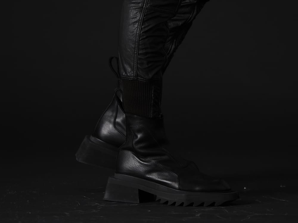 ユリウス 2022-23AW - レザーの光沢感にジップのアクセントを加えた下半身 - 797FWM1(カウレザー サイド ジップアップ ブーツ) - 3-011