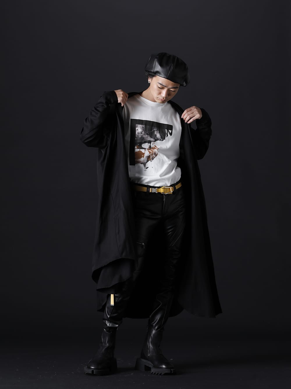 ユリウス 2022-23AW スタイリング 滑らかでドレープ感を感じられるローブシャツをメインに合成皮革のミリタリー要素をプラスしたメリハリのあるスタイル - ゆったりとしたカーディガンにプラスしたミリタリーテイスト - 807SHM3(レーヨンギャバ ローブシャツ) 807CPM2-Off-White(コットンジャージー ドレープ ショートスリーブTシャツ オフホワイト) 807PAM8(シンセティックレザー プレザー インダイレクトパンツ) 797FWM1(カウレザー サイド ジップアップ ブーツ) 807ACU2(シンセティックレザー プレザー ベレー帽) 807ACU1-Yellow(カウスキン/ナイロン タイプベルト イエロー) - 1-001