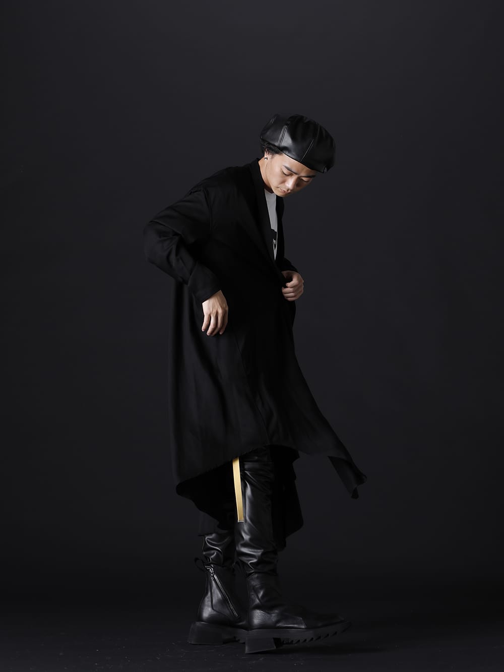 ユリウス 2022-23AW - ゆったりとしたカーディガンにプラスしたミリタリーテイスト - 807SHM3(レーヨンギャバ ローブシャツ) 807CPM2-Off-White(コットンジャージー ドレープ ショートスリーブTシャツ オフホワイト) 807PAM8(シンセティックレザー プレザー インダイレクトパンツ) 797FWM1(カウレザー サイド ジップアップ ブーツ) 807ACU2(シンセティックレザー プレザー ベレー帽) 807ACU1-Yellow(カウスキン/ナイロン タイプベルト イエロー) - 1-002