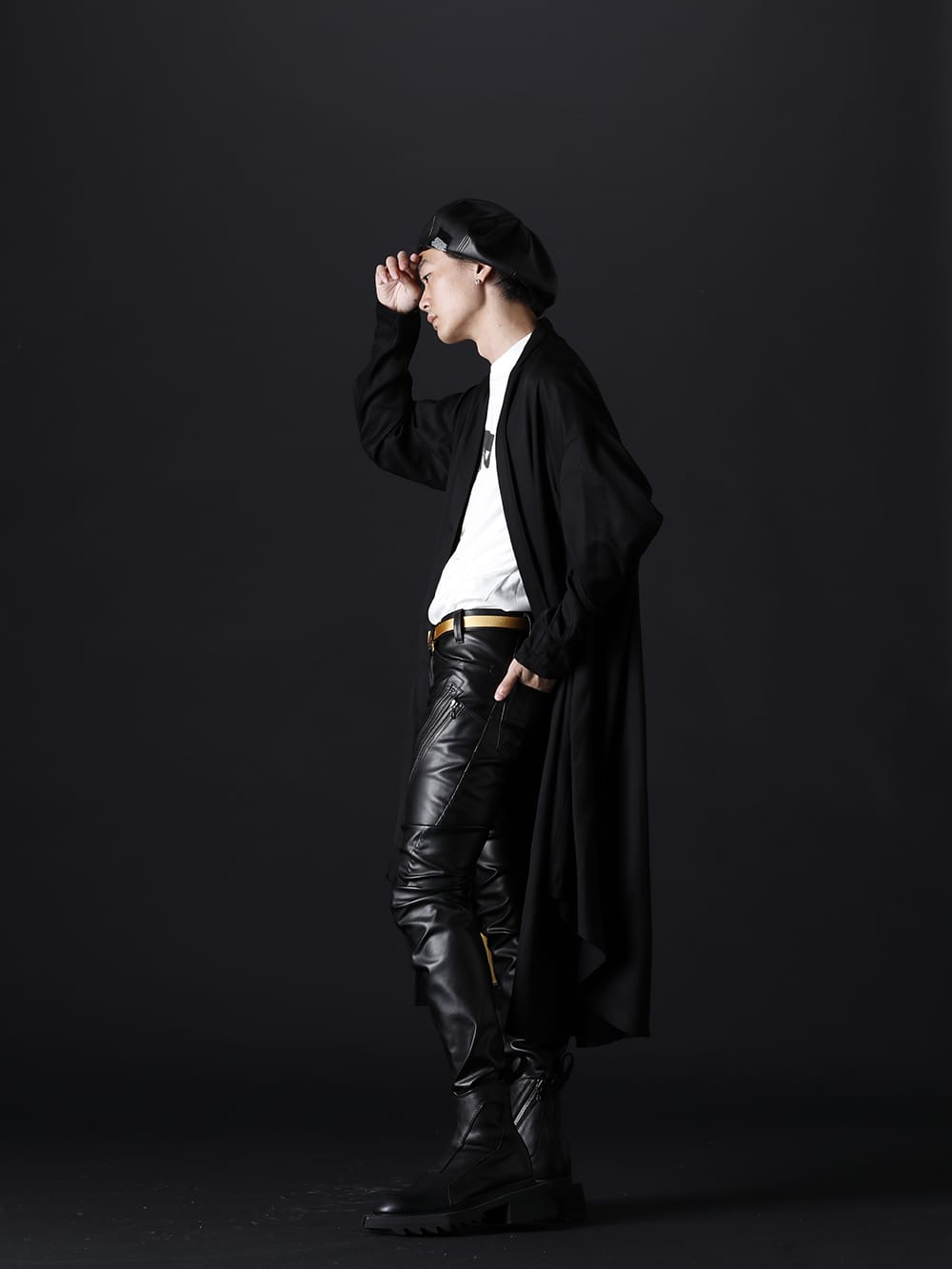 ユリウス 2022-23AW - ゆったりとしたカーディガンにプラスしたミリタリーテイスト - 807SHM3(レーヨンギャバ ローブシャツ) 807CPM2-Off-White(コットンジャージー ドレープ ショートスリーブTシャツ オフホワイト) 807PAM8(シンセティックレザー プレザー インダイレクトパンツ) 797FWM1(カウレザー サイド ジップアップ ブーツ) 807ACU2(シンセティックレザー プレザー ベレー帽) 807ACU1-Yellow(カウスキン/ナイロン タイプベルト イエロー) - 1-003