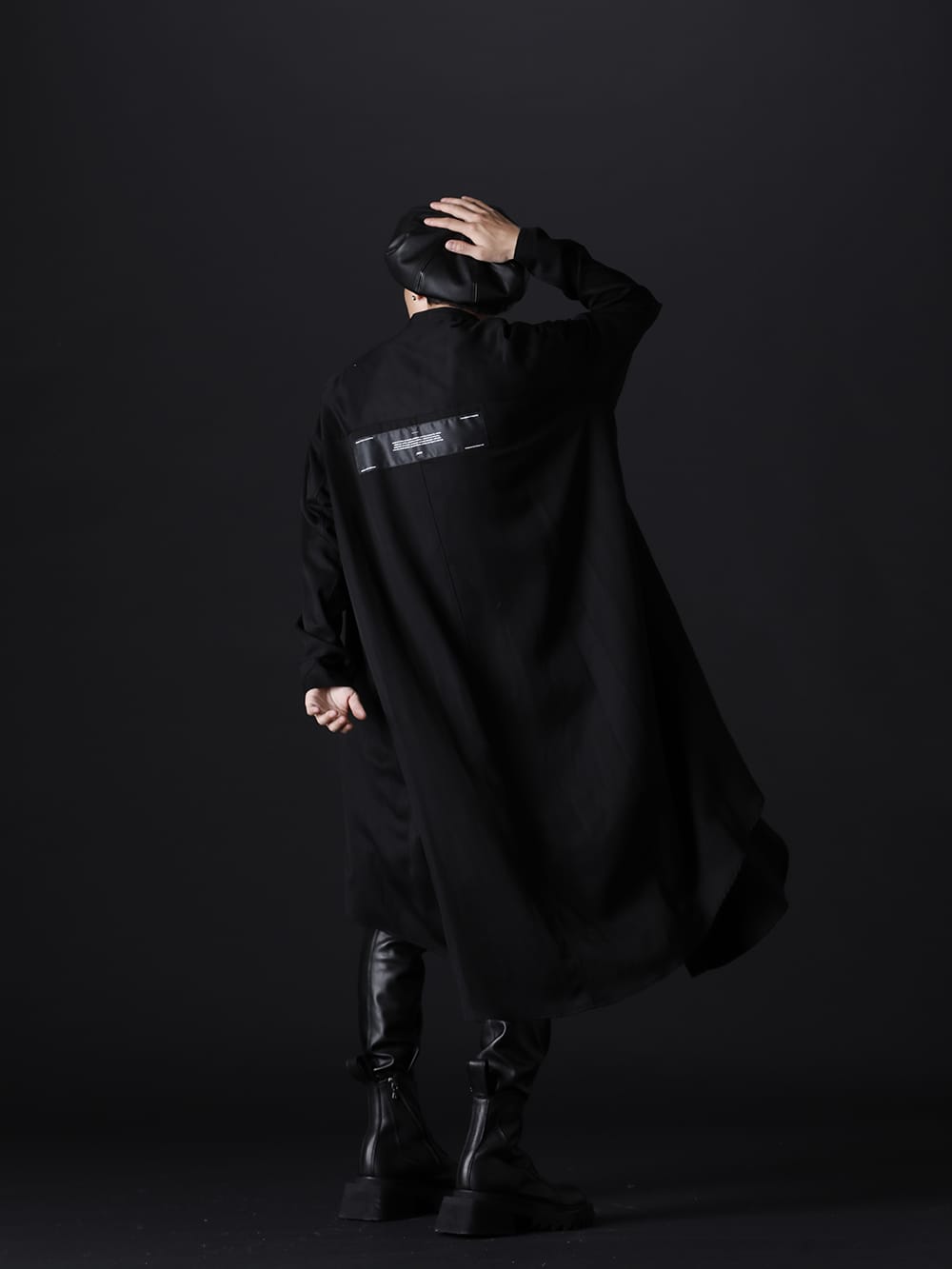 ユリウス 2022-23AW - ゆったりとしたカーディガンにプラスしたミリタリーテイスト - 807SHM3(レーヨンギャバ ローブシャツ) 807CPM2-Off-White(コットンジャージー ドレープ ショートスリーブTシャツ オフホワイト) 807PAM8(シンセティックレザー プレザー インダイレクトパンツ) 797FWM1(カウレザー サイド ジップアップ ブーツ) 807ACU2(シンセティックレザー プレザー ベレー帽) 807ACU1-Yellow(カウスキン/ナイロン タイプベルト イエロー) - 1-004