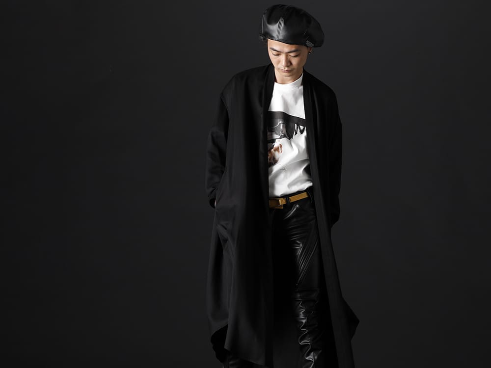 ユリウス 2022-23AW - ブランドらしいドレープ感とグラフィックデザイン - 807SHM3(レーヨンギャバ ローブシャツ) 807CPM2-Off-White(コットンジャージー ドレープ ショートスリーブTシャツ オフホワイト) 807ACU2(シンセティックレザー プレザー ベレー帽) - 2-001