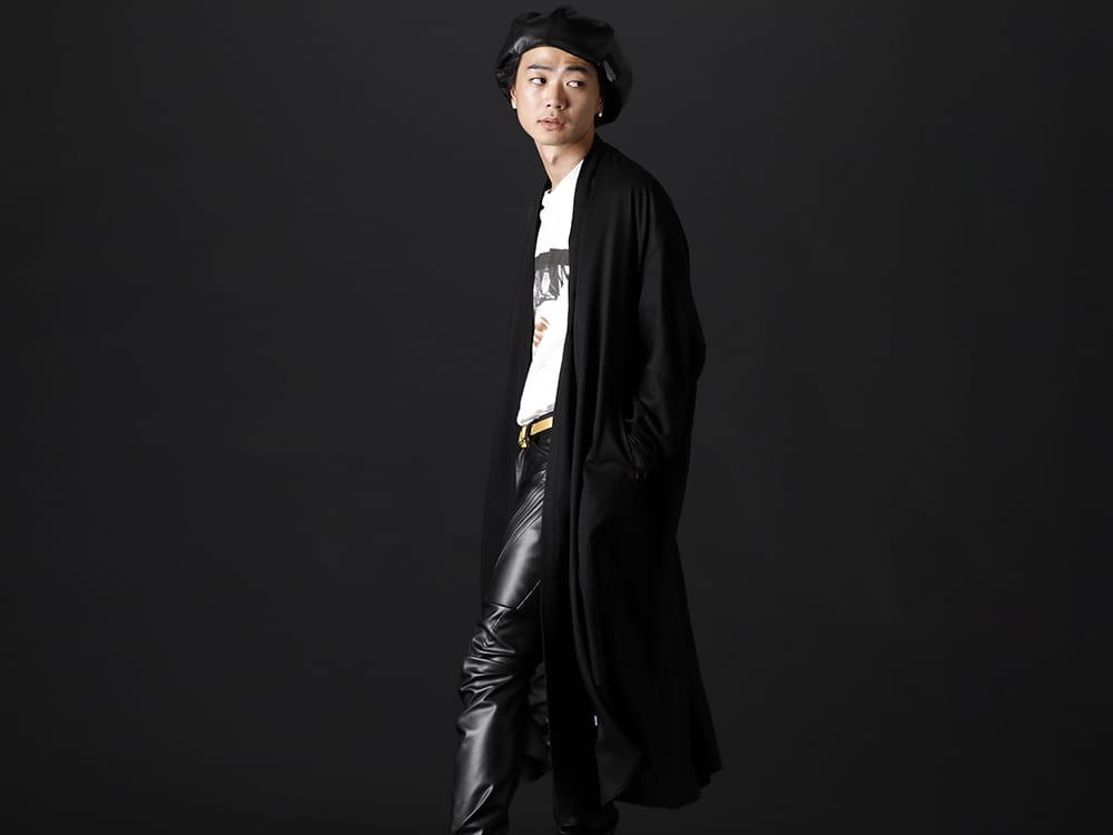 ユリウス 2022-23AW - ブランドらしいドレープ感とグラフィックデザイン - 807SHM3(レーヨンギャバ ローブシャツ) 807CPM2-Off-White(コットンジャージー ドレープ ショートスリーブTシャツ オフホワイト) 807ACU2(シンセティックレザー プレザー ベレー帽) - 2-002