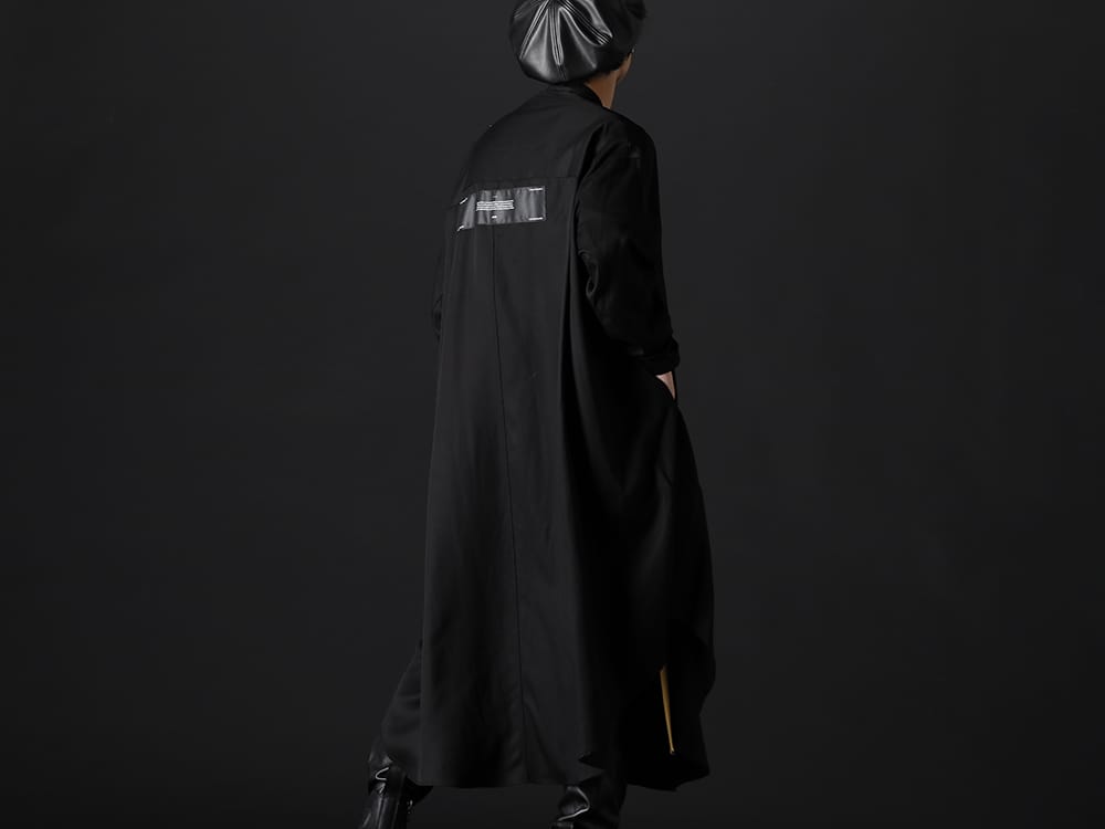 ユリウス 2022-23AW - ブランドらしいドレープ感とグラフィックデザイン - 807SHM3(レーヨンギャバ ローブシャツ) 807ACU2(シンセティックレザー プレザー ベレー帽) - 2-003