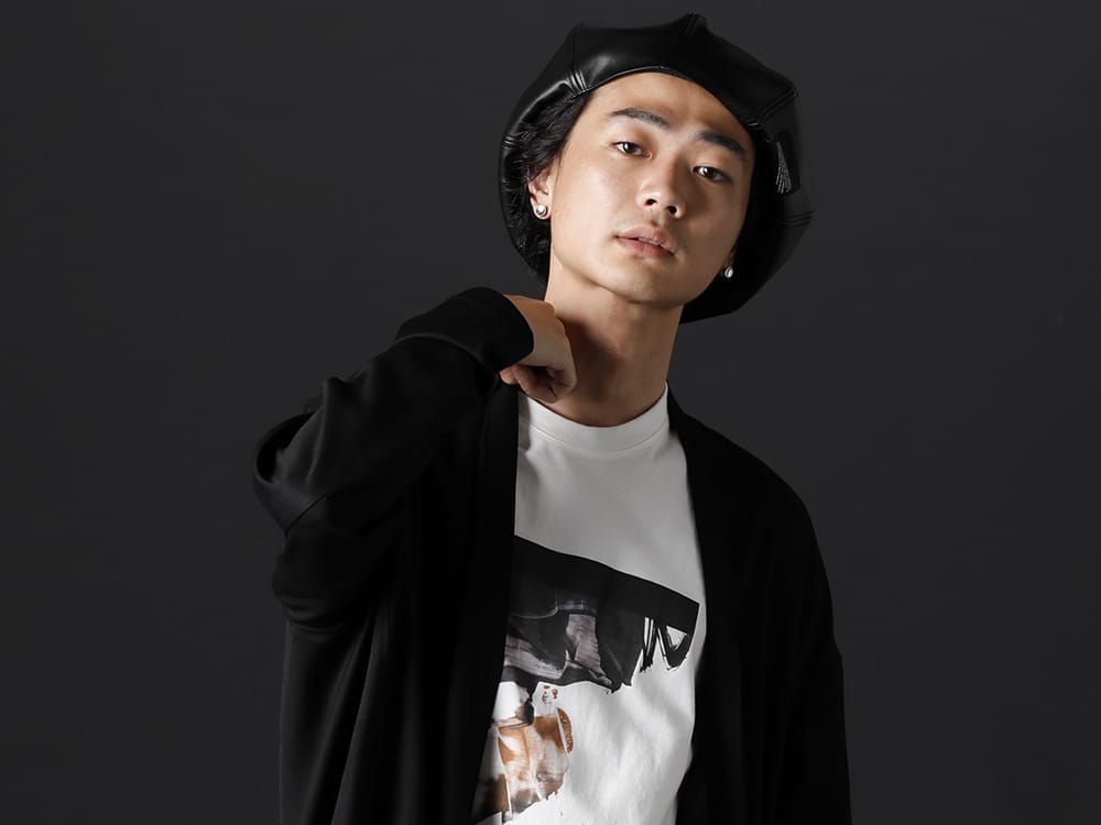 ユリウス 2022-23AW - ブランドらしいドレープ感とグラフィックデザイン - 807SHM3(レーヨンギャバ ローブシャツ) 807CPM2-Off-White(コットンジャージー ドレープ ショートスリーブTシャツ オフホワイト) 807ACU2(シンセティックレザー プレザー ベレー帽) - 2-004