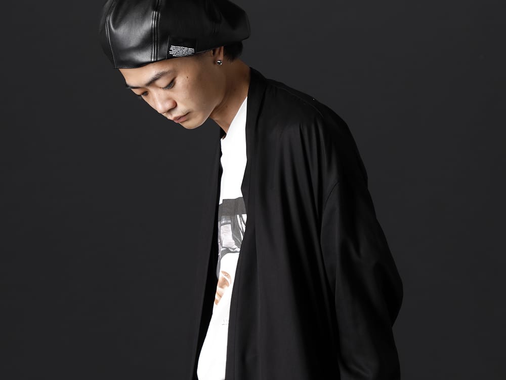 ユリウス 2022-23AW - ブランドらしいドレープ感とグラフィックデザイン - 807SHM3(レーヨンギャバ ローブシャツ) 807CPM2-Off-White(コットンジャージー ドレープ ショートスリーブTシャツ オフホワイト) 807ACU2(シンセティックレザー プレザー ベレー帽) - 2-005