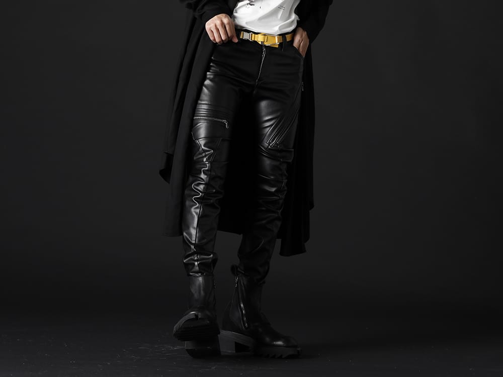 ユリウス 2022-23AW - ツイストさせた立体的なシルエットを生み出すパンツ - 807PAM8(シンセティックレザー プレザー インダイレクトパンツ) 797FWM1(カウレザー サイド ジップアップ ブーツ) 807ACU1-Yellow(カウスキン/ナイロン タイプベルト イエロー) - 3-001