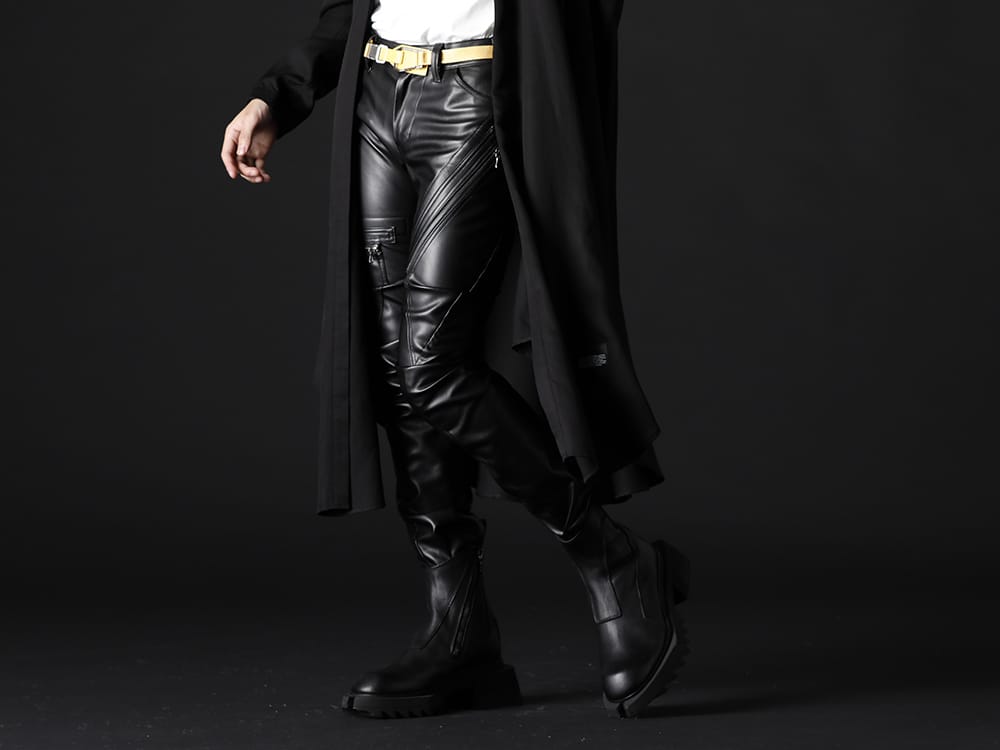 ユリウス 2022-23AW - ツイストさせた立体的なシルエットを生み出すパンツ - 807PAM8(シンセティックレザー プレザー インダイレクトパンツ) 797FWM1(カウレザー サイド ジップアップ ブーツ) 807ACU1-Yellow(カウスキン/ナイロン タイプベルト イエロー) - 3-002