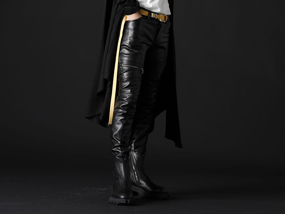 ユリウス 2022-23AW - ツイストさせた立体的なシルエットを生み出すパンツ - 807PAM8(シンセティックレザー プレザー インダイレクトパンツ) 797FWM1(カウレザー サイド ジップアップ ブーツ) 807ACU1-Yellow(カウスキン/ナイロン タイプベルト イエロー) - 3-003
