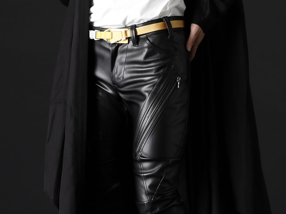 ユリウス 2022-23AW - ツイストさせた立体的なシルエットを生み出すパンツ - 807PAM8(シンセティックレザー プレザー インダイレクトパンツ) 807ACU1-Yellow(カウスキン/ナイロン タイプベルト イエロー) - 3-004