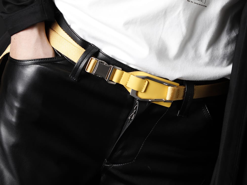 ユリウス 2022-23AW - ツイストさせた立体的なシルエットを生み出すパンツ - 807ACU1-Yellow(カウスキン/ナイロン タイプベルト イエロー) - 3-006