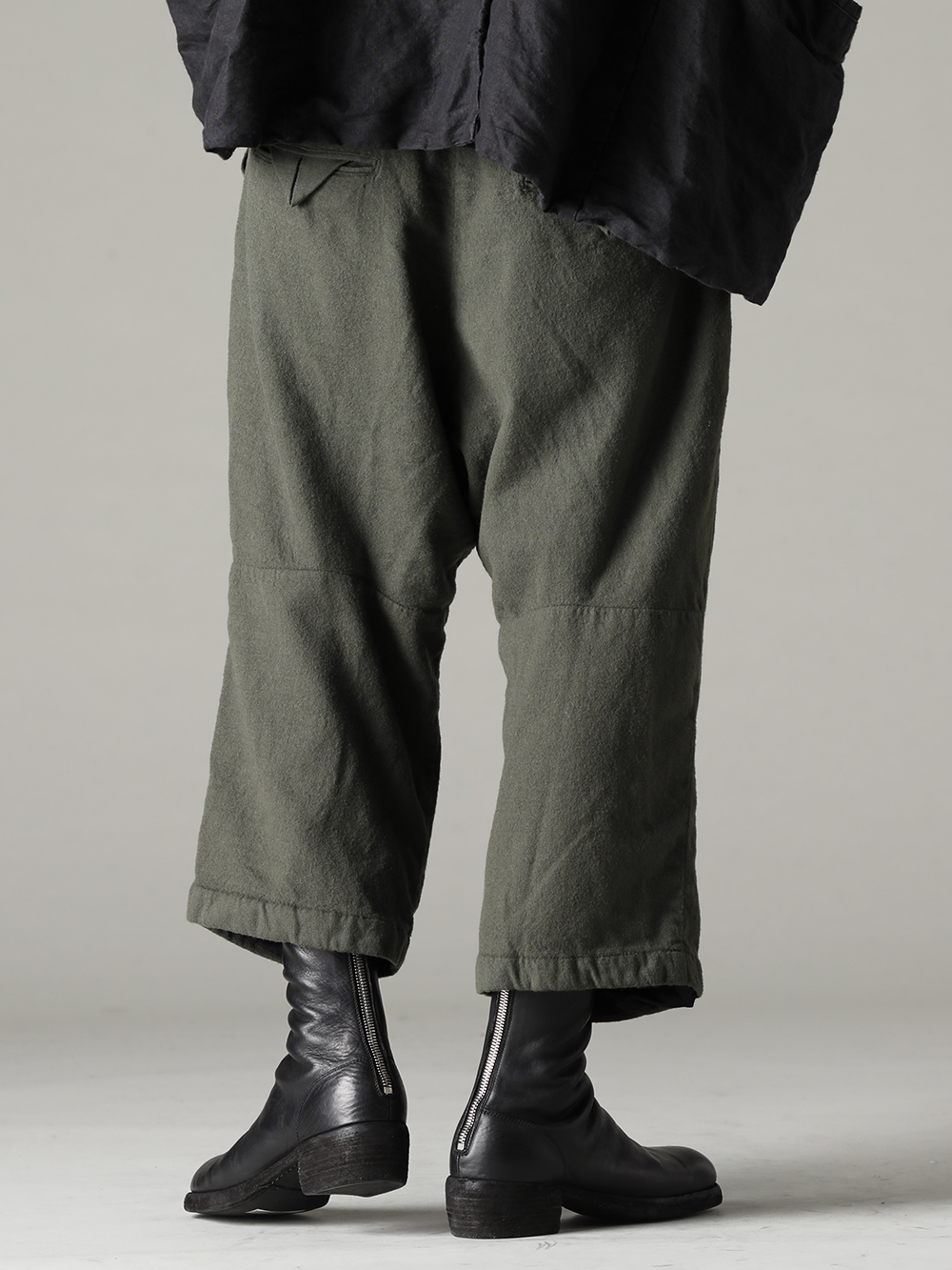 GARMENT REPRODUCTION OF WORKERS(ガーメント リプロダクション オブ ワーカース) 22-23AW(秋冬)  膝部分にダーツを施した立体的なシルエット - Arthur-Pants-Wool-Olive アーサー パンツ ウール オリーブ -  788Z_H バックジップブーツ ダブルソール - ホース フルグレイン レザー 1-002
