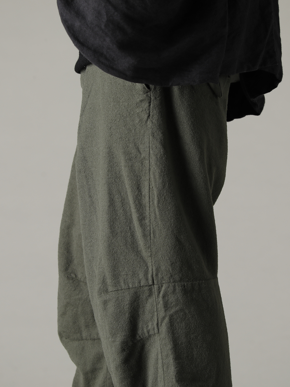 GARMENT REPRODUCTION OF WORKERS(ガーメント リプロダクション オブ ワーカース) 22-23AW(秋冬)  膝部分にダーツを施した立体的なシルエット - Arthur-Pants-Wool-Olive アーサー パンツ ウール オリーブ -  788Z_H バックジップブーツ ダブルソール - ホース フルグレイン レザー 1-003