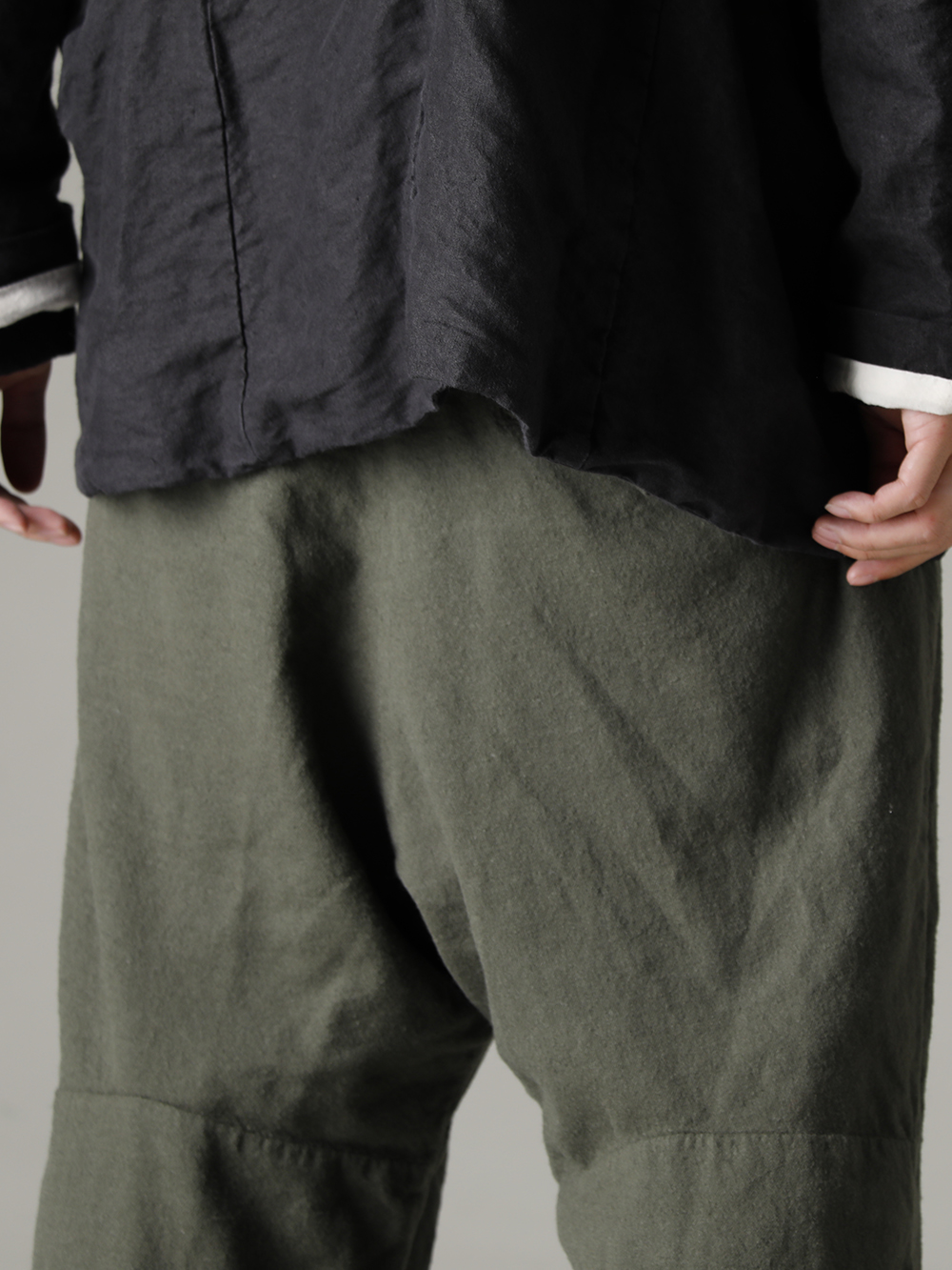 GARMENT REPRODUCTION OF WORKERS(ガーメント リプロダクション オブ ワーカース) 22-23AW(秋冬)  膝部分にダーツを施した立体的なシルエット - Arthur-Pants-Wool-Olive アーサー パンツ ウール オリーブ -  788Z_H バックジップブーツ ダブルソール - ホース フルグレイン レザー 1-001