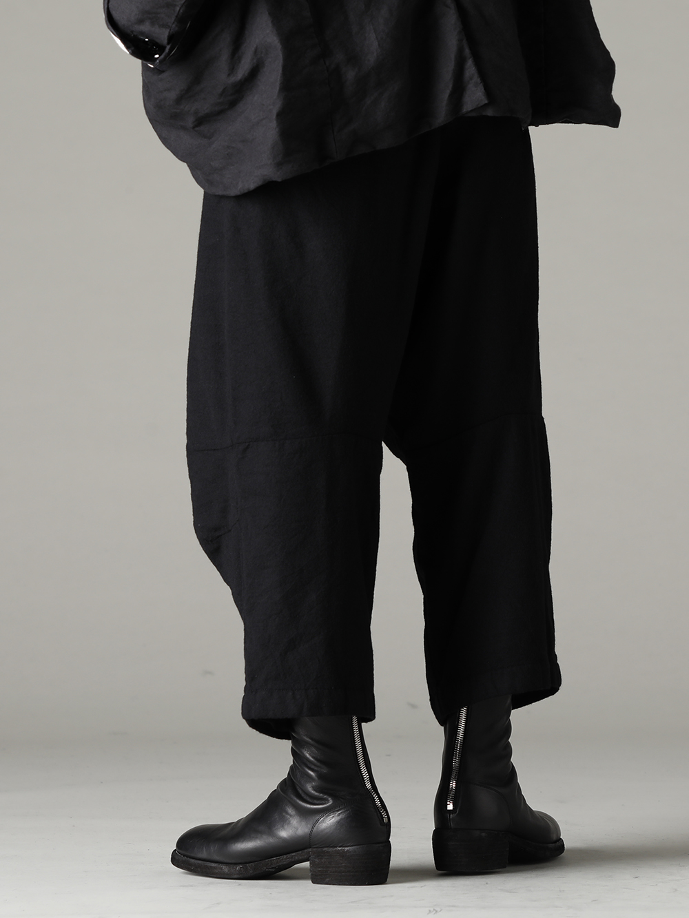 GARMENT REPRODUCTION OF WORKERS(ガーメント リプロダクション オブ ワーカース) 22-23AW(秋冬) クロップドボトムスで簡単に洒落た雰囲気に  - Arthur-Pants-Wool-Black アーサー パンツ ウール ブラック - 788Z_H バックジップブーツ ダブルソール - ホース フルグレイン レザー 2-002