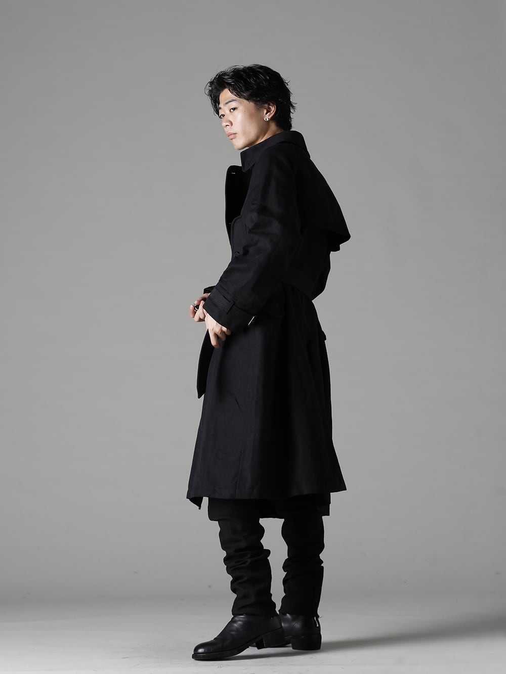 KLASICA(クラシカ) 22-23AW(秋冬)  流行に左右されること無い大人の着こなしの代表格 - 22C-59TRCGRANADO-Black モーターサイクリスト トレンチ コート ブラック - center-seam-shrit-Herringbone セルビッチ シャツ グレー ヘリンボーン - M2923 スリムパンツ - 788Z_H バックジップブーツ ダブルソール - ホース フルグレイン レザー 1-002