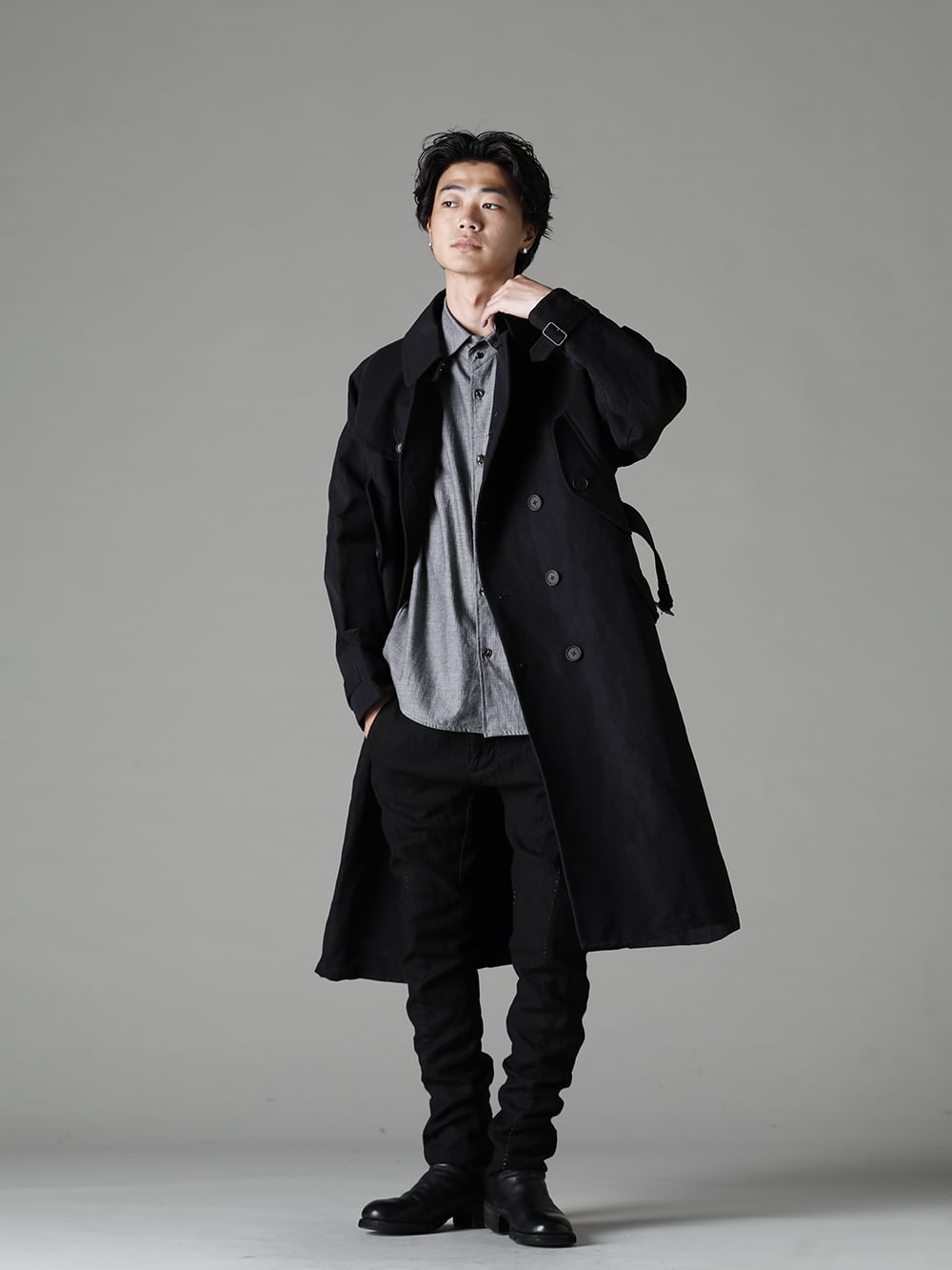 KLASICA(クラシカ) 22-23AW(秋冬)  流行に左右されること無い大人の着こなしの代表格 - 22C-59TRCGRANADO-Black モーターサイクリスト トレンチ コート ブラック - center-seam-shrit-Herringbone セルビッチ シャツ グレー ヘリンボーン - M2923 スリムパンツ - 788Z_H バックジップブーツ ダブルソール - ホース フルグレイン レザー 1-003