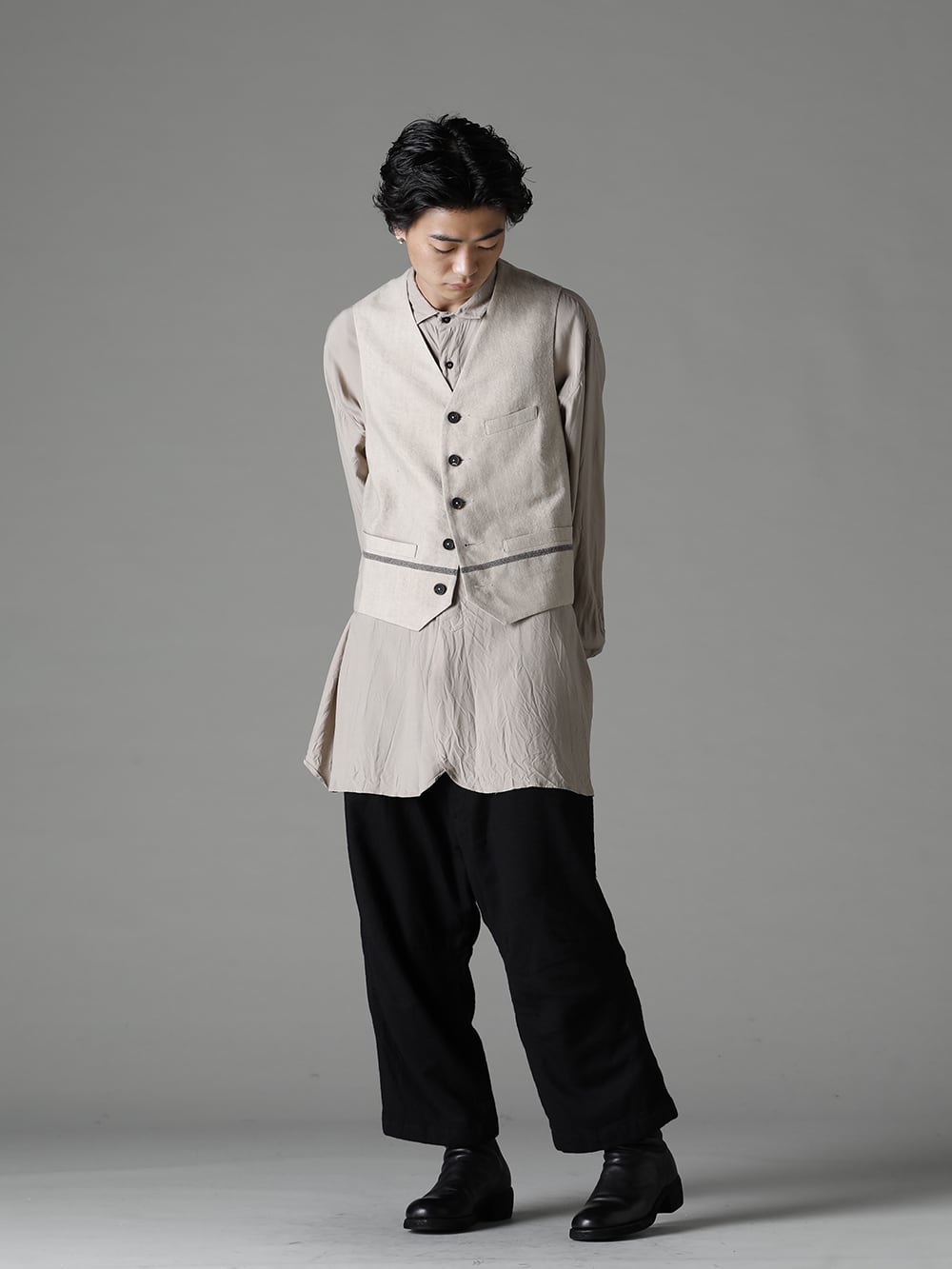 ZIGGY CHEN 22-23AW  - Beautiful vest with back print - This handy item can be worn in a variety of ways regardless of the season - 0M2230108 Wide Simple Waistcoat - 22C-72SH39-SH-039-Sand Over Sized Classic Wide Shirts Sand - Arthur-Pants-Wool-Black Arthur Pants Wool Black - 788Z_H Back Zip Boots Double Sole - Horse Full Grain Leather