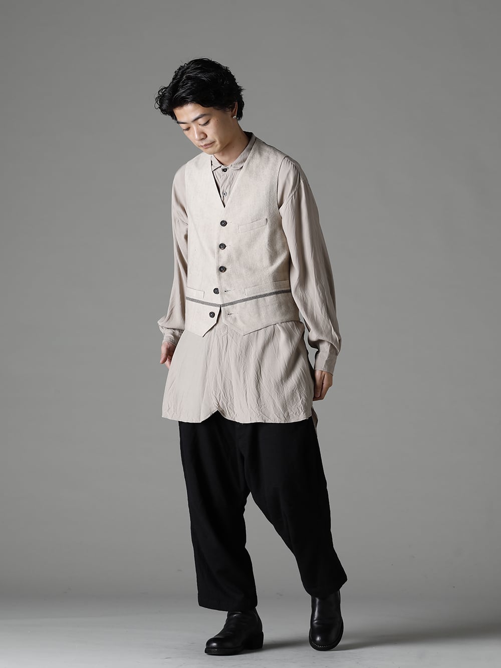 ZIGGY CHEN 22-23AW  This handy item can be worn in a variety of ways regardless of the season - 0M2230108 Wide Simple Waistcoat - 22C-72SH39-SH-039-Sand Over Sized Classic Wide Shirts Sand - Arthur-Pants-Wool-Black Arthur Pants Wool Black - 788Z_H Back Zip Boots Double Sole - Horse Full Grain Leather 1-001
