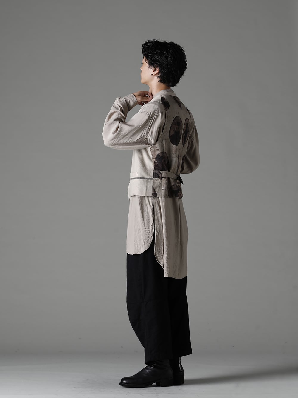 ZIGGY CHEN 22-23AW  This handy item can be worn in a variety of ways regardless of the season - 0M2230108 Wide Simple Waistcoat - 22C-72SH39-SH-039-Sand Over Sized Classic Wide Shirts Sand - Arthur-Pants-Wool-Black Arthur Pants Wool Black - 788Z_H Back Zip Boots Double Sole - Horse Full Grain Leather 1-002