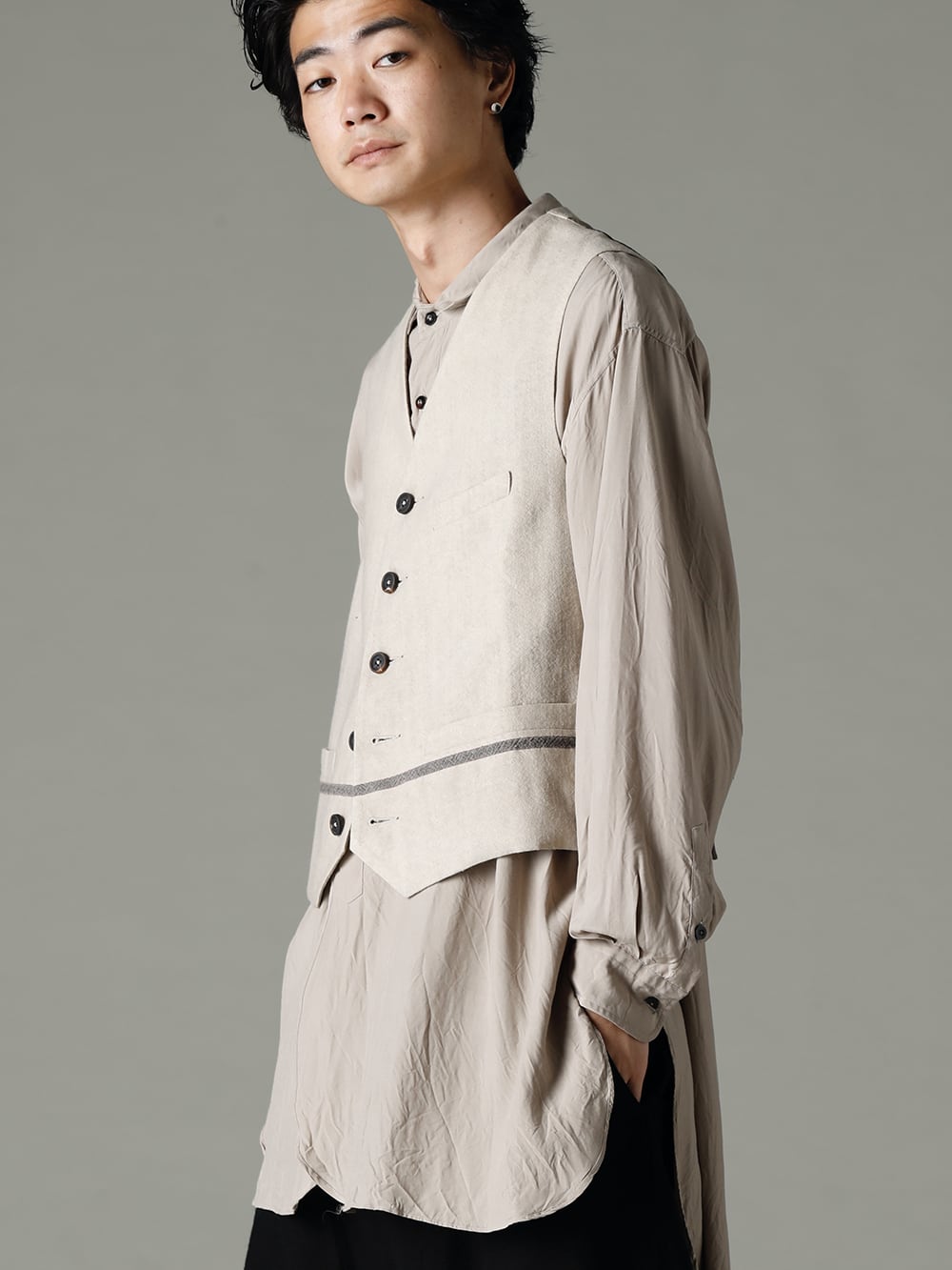 ZIGGY CHEN 22-23AW Pale tone top with black bottoms for contrast -  0M2230108 Wide Simple Waistcoat - 22C-72SH39-SH-039-Sand Over Sized Classic Wide Shirts Sand