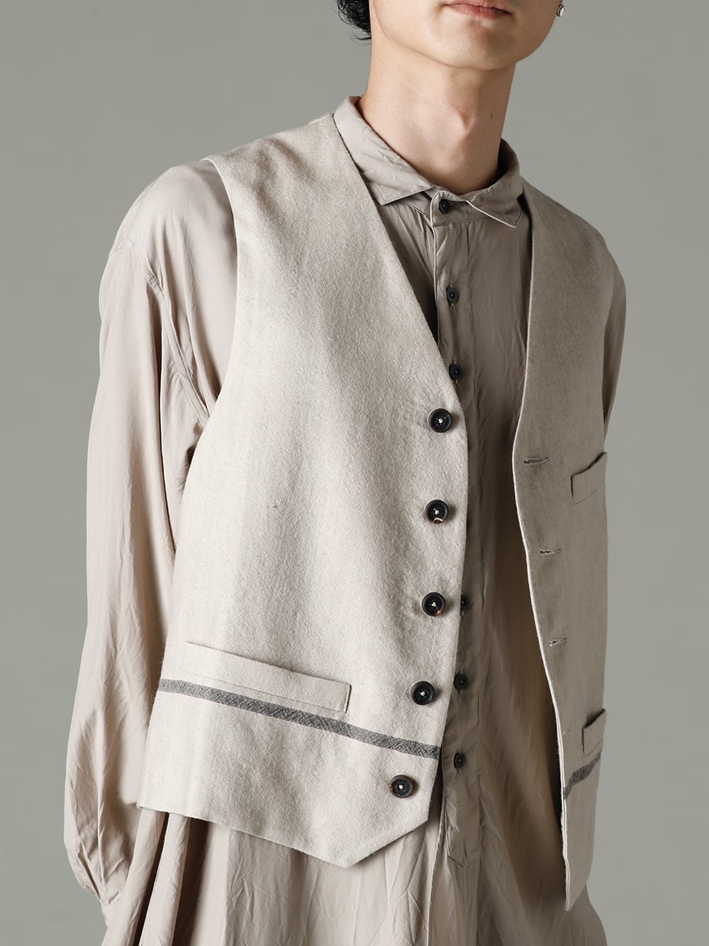 ZIGGY CHEN 22-23AW Pale tone top with black bottoms for contrast  - 0M2230108 Wide Simple Waistcoat - 22C-72SH39-SH-039-Sand Over Sized Classic Wide Shirts Sand 2-001