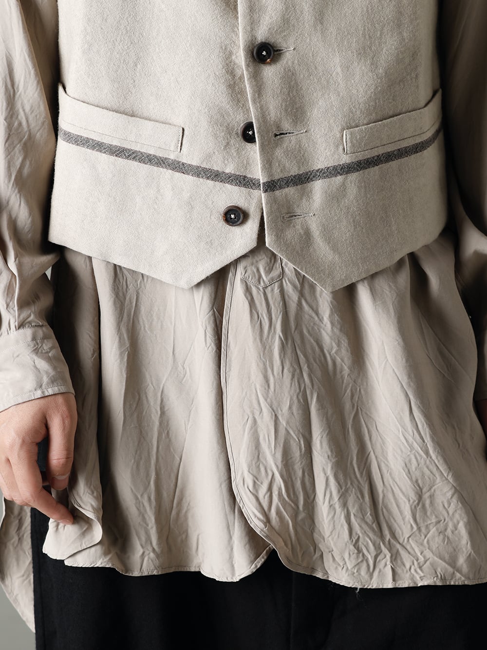 ZIGGY CHEN 22-23AW Pale tone top with black bottoms for contrast  - 0M2230108 Wide Simple Waistcoat - 22C-72SH39-SH-039-Sand Over Sized Classic Wide Shirts Sand 2-002