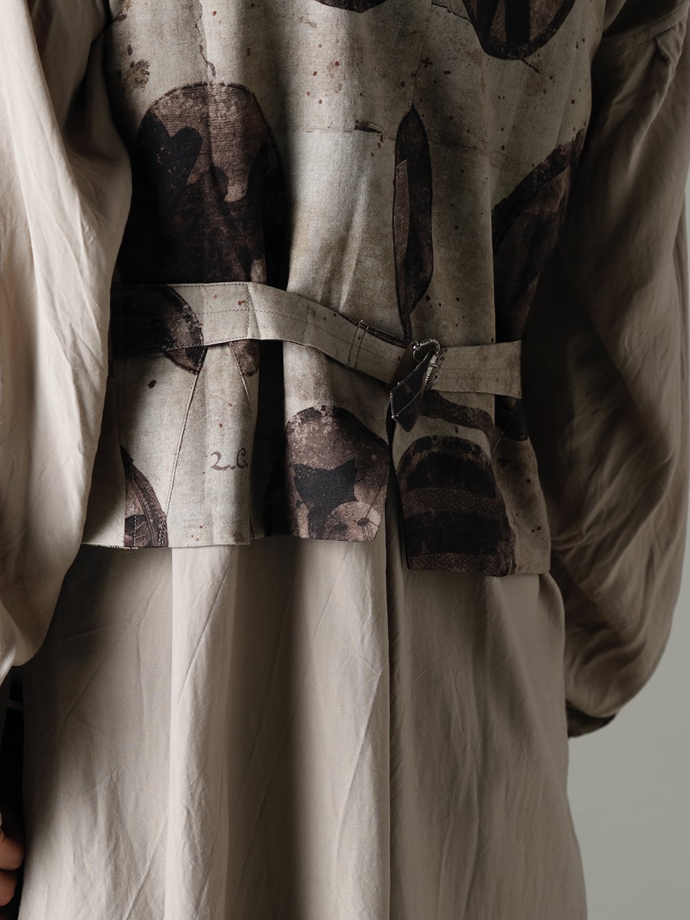 ZIGGY CHEN 22-23AW Pale tone top with black bottoms for contrast  - 0M2230108 Wide Simple Waistcoat - 22C-72SH39-SH-039-Sand Over Sized Classic Wide Shirts Sand 2-005