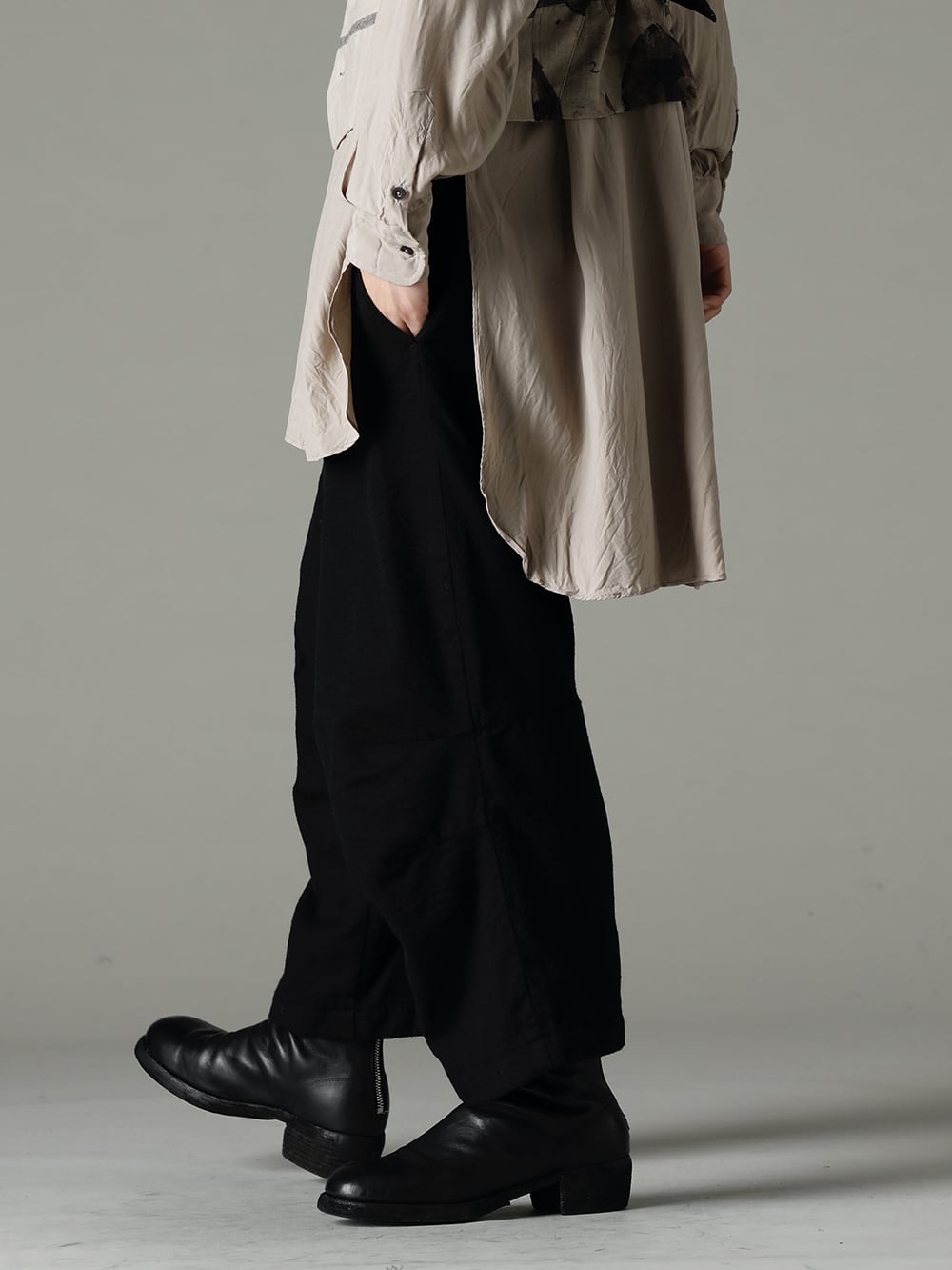 ZIGGY CHEN 22-23AW Wear cropped pants and boots for masculinity - 22C-72SH39-SH-039-Sand Over Sized Classic Wide Shirts Sand - Arthur-Pants-Wool-Black Arthur Pants Wool Black - 788Z_H Back Zip Boots Double Sole - Horse Full Grain Leather 3-002