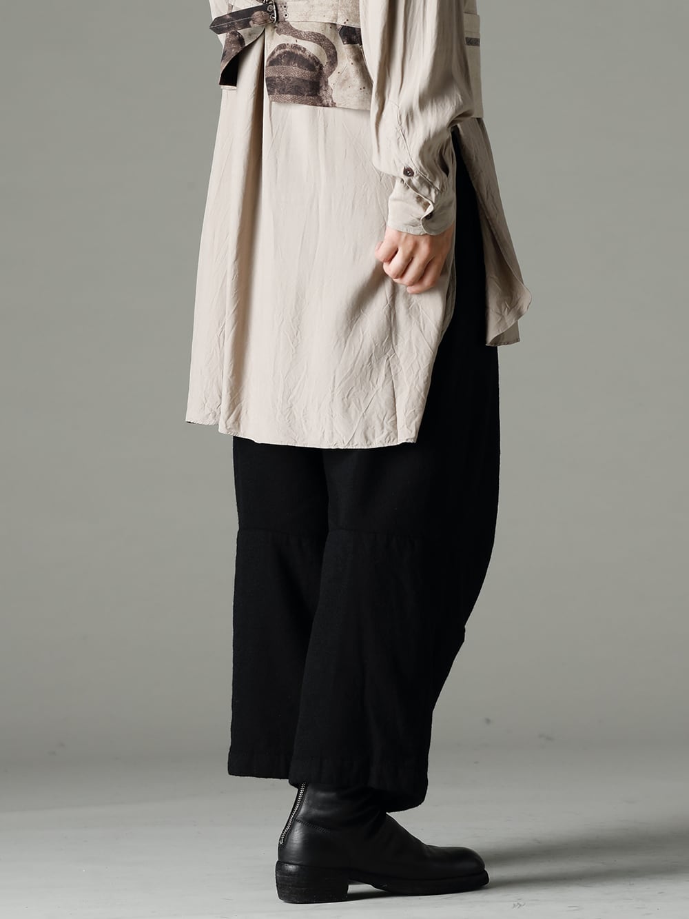 ZIGGY CHEN 22-23AW Wear cropped pants and boots for masculinity - 22C-72SH39-SH-039-Sand Over Sized Classic Wide Shirts Sand - Arthur-Pants-Wool-Black Arthur Pants Wool Black - 788Z_H Back Zip Boots Double Sole - Horse Full Grain Leather 3-004