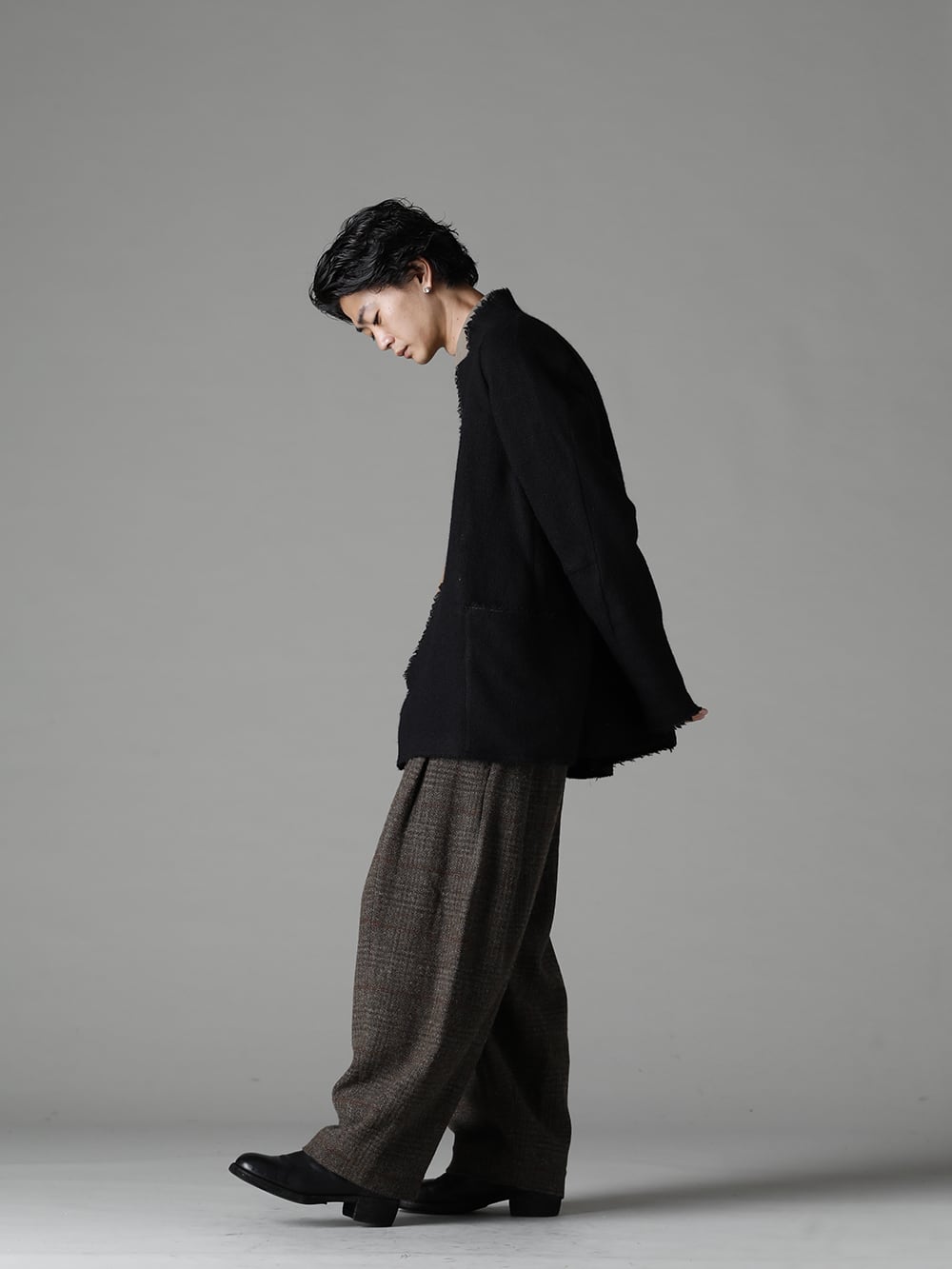 DEVOA(デヴォア) 22-23AW(秋冬) スタイリング - アースカラーを基調にリラックスした雰囲気を。 JKN-MCG カーディガン カシゴラ Shirt-a-Tamamushi 玉虫 シャツ 0M2230532 フロントプリーツドロップドクロッチトラウザーズ 788Z_H バックジップブーツ ダブルソール - ホース フルグレイン レザー 3-008