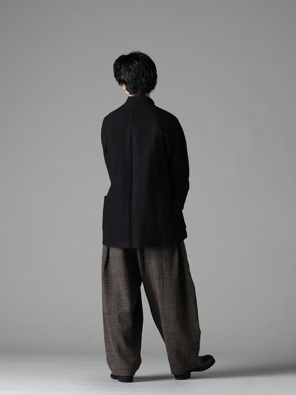 DEVOA(デヴォア) 22-23AW(秋冬) スタイリング - アースカラーを基調にリラックスした雰囲気を。 JKN-MCG カーディガン カシゴラ Shirt-a-Tamamushi 玉虫 シャツ 0M2230532 フロントプリーツドロップドクロッチトラウザーズ 788Z_H バックジップブーツ ダブルソール - ホース フルグレイン レザー 3-009