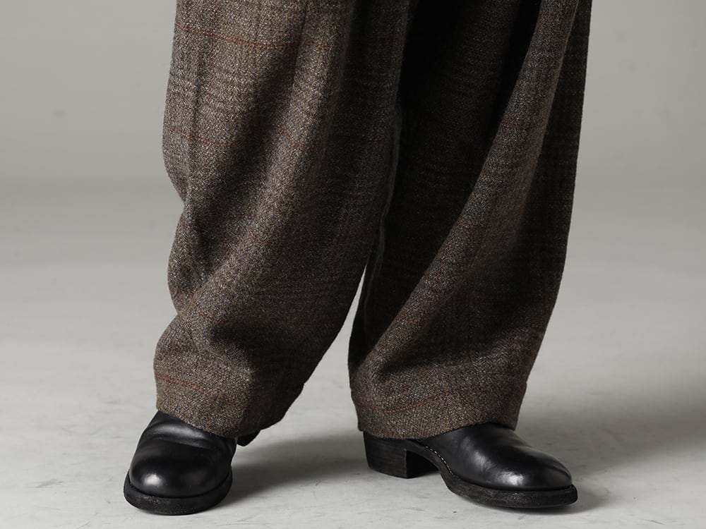 DEVOA(デヴォア) 22-23AW(秋冬) ユニークなアイテムでコーディネートを構築 - 0M2230532 フロントプリーツドロップドクロッチトラウザーズ - 788Z_H バックジップブーツ ダブルソール - ホース フルグレイン 3-005