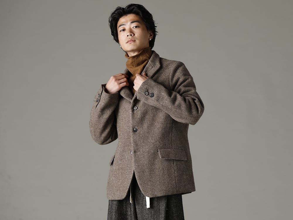 Bergfabel(バーグファベル) 22-23AW(秋冬) 完成度の高いモダナイズされたデザイン  - J18-160 チロル ジャケット ストーン - TTW-jz-Brown ソフトウール ジョーゼット ボトルネック ニット ブラウン 2-001