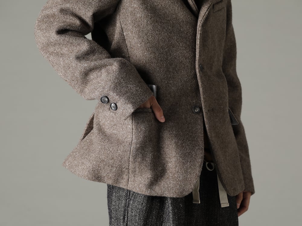 Bergfabel(バーグファベル) 22-23AW(秋冬) 完成度の高いモダナイズされたデザイン  - J18-160 チロル ジャケット ストーン - TTW-jz-Brown ソフトウール ジョーゼット ボトルネック ニット ブラウン 2-002