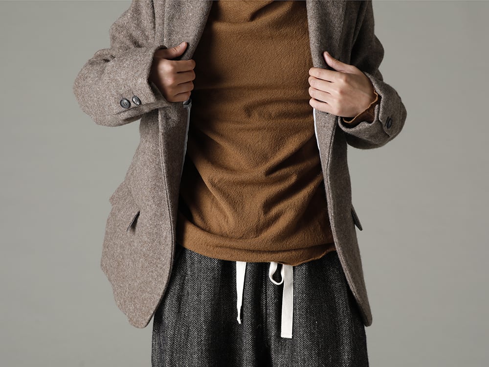 Bergfabel(バーグファベル) 22-23AW(秋冬) カラーリングを統一してコーディネート - J18-160 チロル ジャケット ストーン - TTW-jz-Brown ソフトウール ジョーゼット ボトルネック ニット ブラウン 3-002