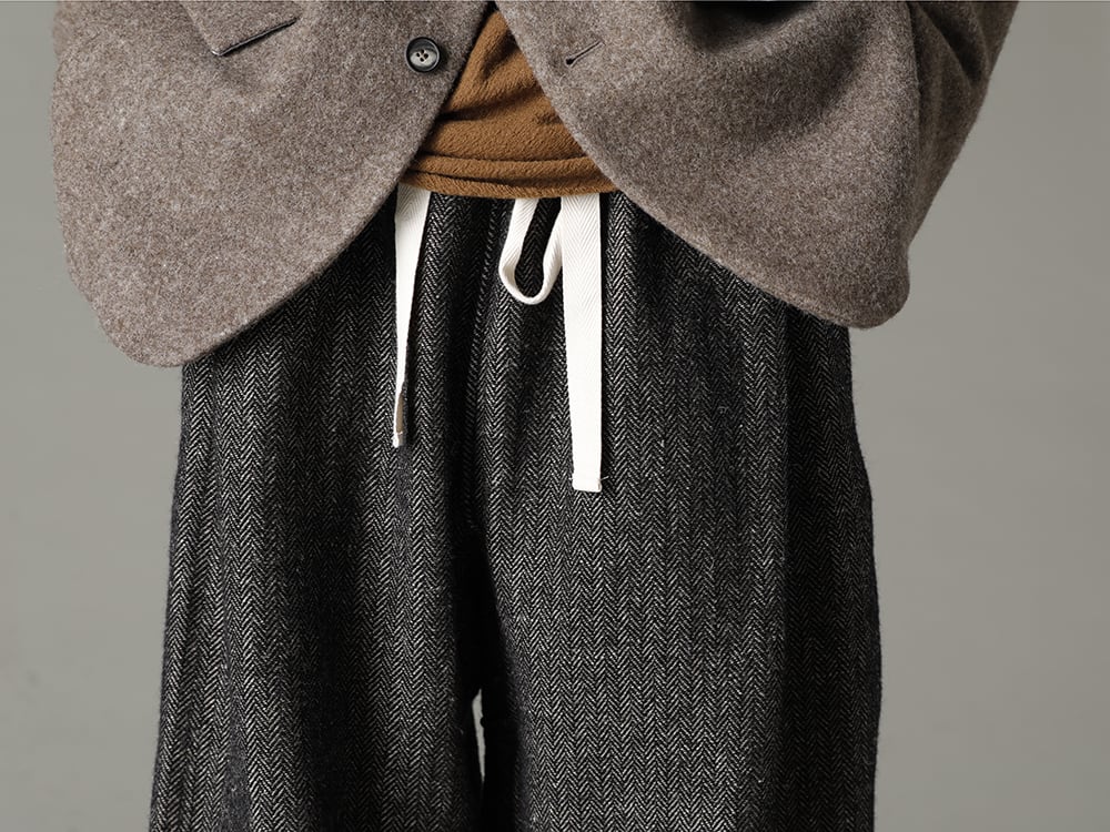 Bergfabel(バーグファベル) 22-23AW(秋冬) カラーリングを統一してコーディネート - J18-160 チロル ジャケット ストーン - TTW-jz-Brown ソフトウール ジョーゼット ボトルネック ニット ブラウン - 22C-42TRS-GARNER ワイド ストリング トラウザー - クラッシック ヘリング ボーン 3-003