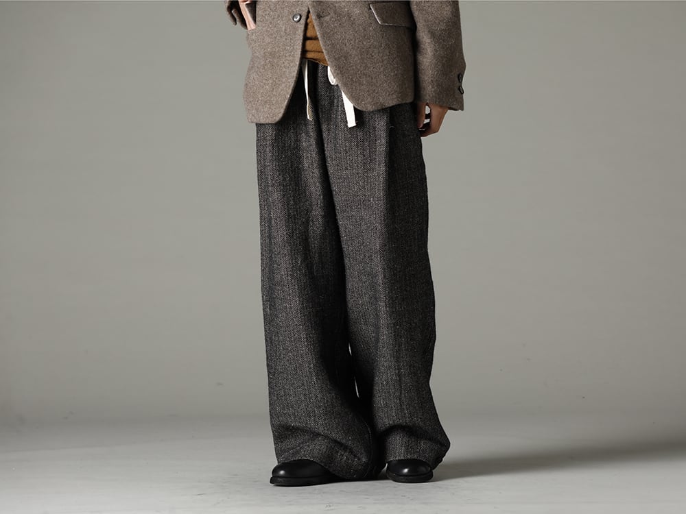 Bergfabel(バーグファベル) 22-23AW(秋冬) カラーリングを統一してコーディネート - J18-160 チロル ジャケット ストーン - 22C-42TRS-GARNER ワイド ストリング トラウザー - クラッシック ヘリング ボーン - 788Z_H バックジップブーツ ダブルソール - ホース フルグレイン レザー 3-004