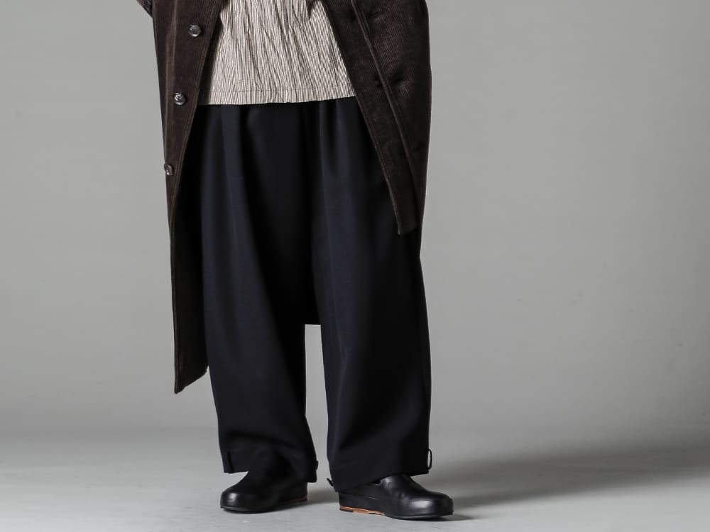 Yohji Yamamoto-ヨウジヤマモト 22-23AW(秋冬) スタイリング - シンプルパンツ どんなアウターとも合わせやすいベーシックな9部丈ワイドパンツ HE-T33-082-脇裾タブ パンツ - HE-P48-101-3 - Handsewn-Slipper-ハンドソーン スリッパ-3 3-001